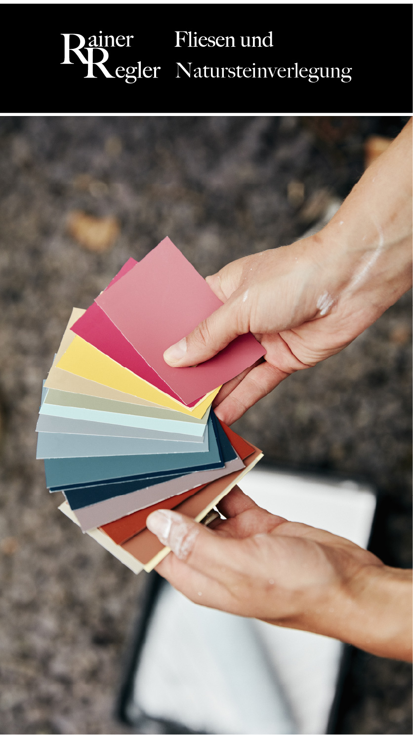 Rainer Regler Banner -Bunte Farbmuster für die Gestaltung von Innenräumen werden in einer Hand gehalten. Rainer Regler Banner - Bunte Farbmuster für die Gestaltung von Innenräumen werden in einer Hand gehalten.